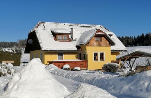 Zeutschach House | Cozy Hotel Gasthof Seeblick with Ocean View & Spa Amenities