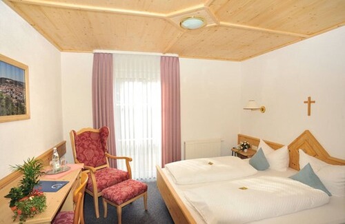 Beilngries Hotel | Guest Favorite: Hotel Gasthof Zum Hirschen with Pool & Breakfast