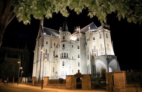 Astorga Hotel | Discover Hotel Gaudi: Family-Friendly Dining & Great Ratings
