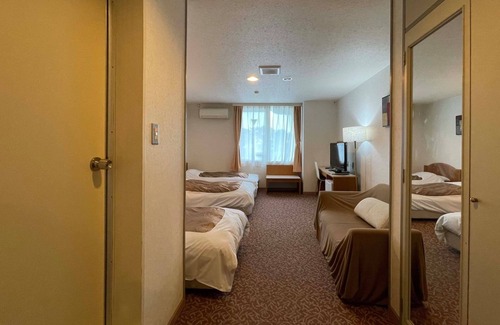 Shirahama Hotel | Relax at Hotel Ginsui: Triple Room near Shirahama Beach