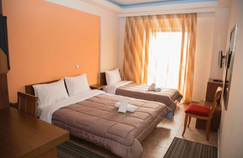 Athens Hotel | Discover Hotel Giorgio: Family-Friendly with Pool & Dining