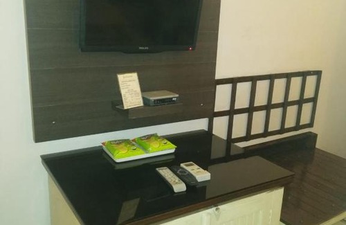 Amer Fort Road Hotel | Budget-Friendly Hotel Glitz Jaipur with Hot Tub & Breakfast