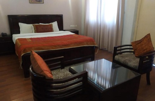 Amer Fort Road Hotel | Budget-Friendly Hotel Glitz Jaipur with Hot Tub & Breakfast
