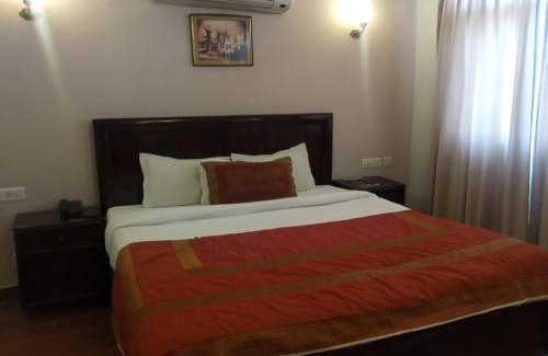 Amer Fort Road Hotel | Budget-Friendly Hotel Glitz Jaipur with Hot Tub & Breakfast