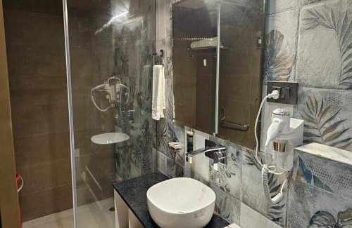 Aligarh Hotel | Budget-Friendly Stay at Hotel Gold In Leaf with Dining