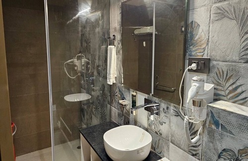Aligarh Hotel | Budget-Friendly Hotel Gold In Leaf with Family Amenities
