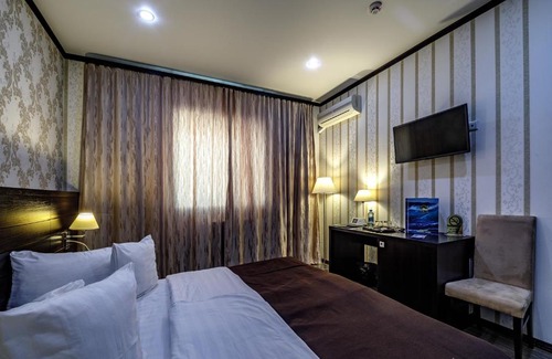Northern Administrative Okrug Hotel | Budget-Friendly Hotel Gold Shark with Hot Tub & Breakfast