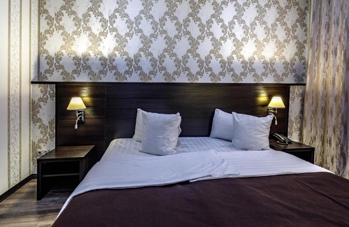 Northern Administrative Okrug Hotel | Budget-Friendly Hotel Gold Shark with Hot Tub & Breakfast