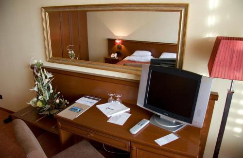 Balatonfured Hotel | Discover Hotel Golden Lake Resort: Oceanfront Bliss Awaiting