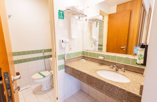 Brasil Hotel | Discover Hotel Golden Park Uberlândia: Pool & Spa Retreat