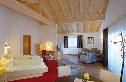 Reutte Hotel | Discover Hotel Goldene Rose: Rated 8.8 with Spa & Dining