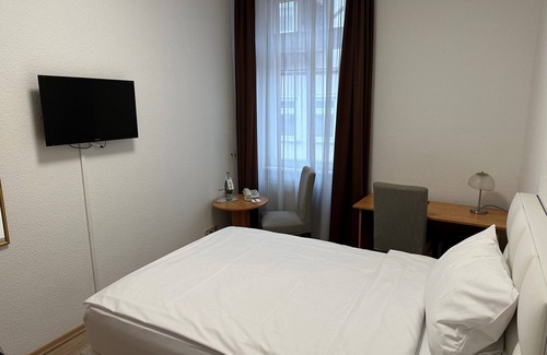 Idstein Hotel | Discover Hotel Goldenes Lamm: Family-Friendly Getaway