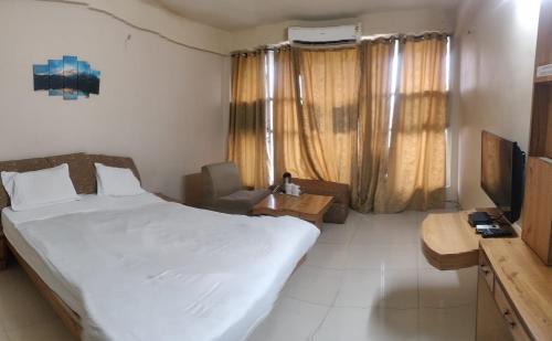 Bina Hotel | Budget-Friendly Retreat at Hotel Gomti Nandan Palace