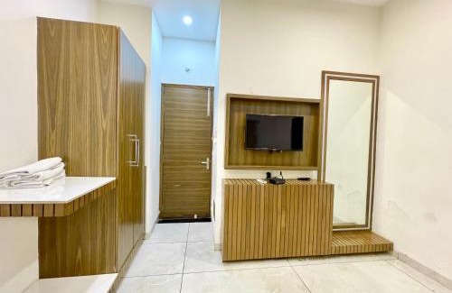 Ujjain Hotel | HOTEL GOVINDAM INN ! UJJAIN fully-Air-Conditioned hotel at prime location with Parking availability, near-Mahakal-Temple-&-Railway-station - 91653-80000