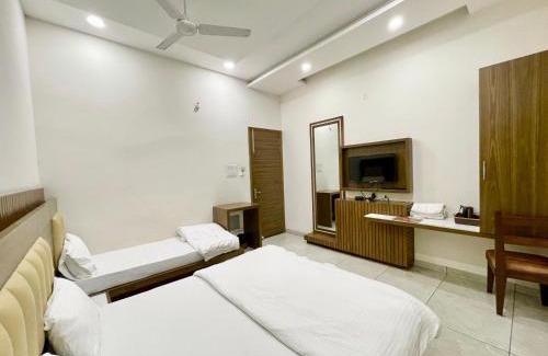 Ujjain Hotel | HOTEL GOVINDAM INN ! UJJAIN fully-Air-Conditioned hotel at prime location with Parking availability, near-Mahakal-Temple-&-Railway-station - 91653-80000