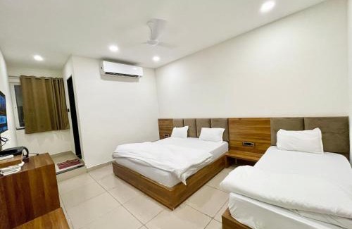 Ujjain Hotel | HOTEL GOVINDAM INN ! UJJAIN fully-Air-Conditioned hotel at prime location with Parking availability, near-Mahakal-Temple-&-Railway-station - 91653-80000