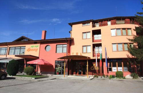 Samokov Hotel | Discover Hotel Grand: Oceanfront Retreat with Pool & Beach