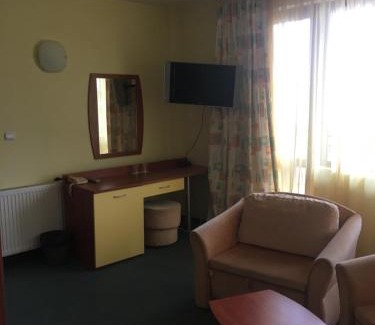 Samokov Hotel | Discover Hotel Grand: Oceanfront Retreat with Pool & Beach