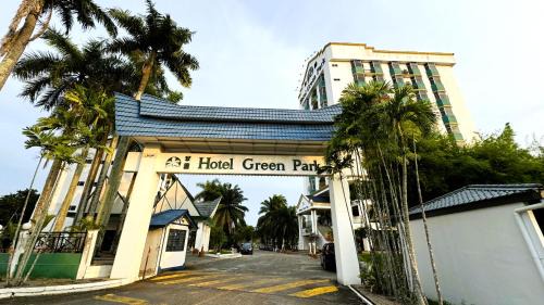 Temerloh Hotel | Budget-Friendly Super OYO 1236 Hotel Green Park for Families