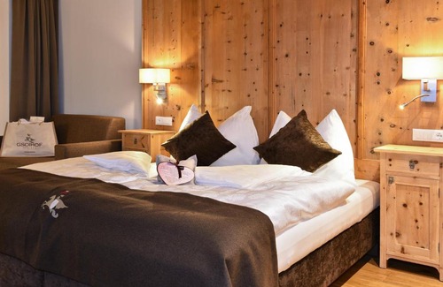 Villnoss Hotel | Top-Rated Hotel Gsoihof: Pool, Breakfast & Family-Friendly