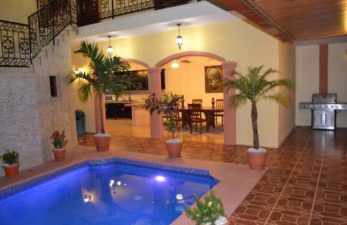 Granada Hotel | Discover Hotel Guardabarranco: Poolside Family Retreat