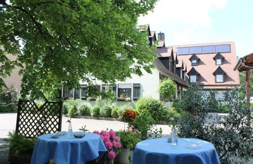 Grossgruendlach House | Welcoming Hotel Höfler B&B: Family-Friendly Getaway