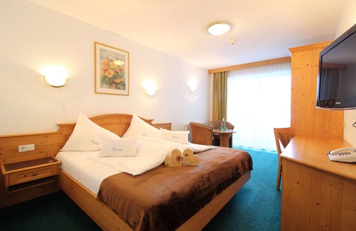 Kappl Hotel | Experience Hotel Höllroah: 4-Star Comfort with Spa & Dining