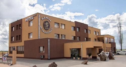 Pecica Hotel | Charming Hotel Hanul de la Rascruce: Pet Friendly Getaway