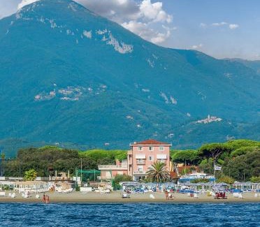 Marina di Pietrasanta Hotel | Discover Hotel Happy: Family-Friendly and Pet Welcoming