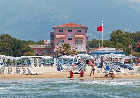 Marina di Pietrasanta Hotel | Discover Hotel Happy: Family-Friendly and Pet Welcoming