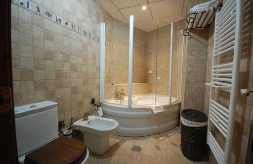 Pozoblanco Hotel | Discover Comfort at Hotel Hc Zoom with Hot Tub & Dining