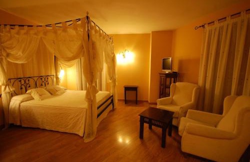 Pozoblanco Hotel | Discover Comfort at Hotel Hc Zoom with Hot Tub & Dining