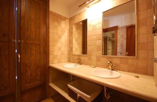 Pozoblanco Hotel | Discover Comfort at Hotel Hc Zoom with Hot Tub & Dining
