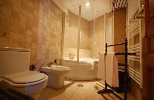 Pozoblanco Hotel | Discover Comfort at Hotel Hc Zoom with Hot Tub & Dining