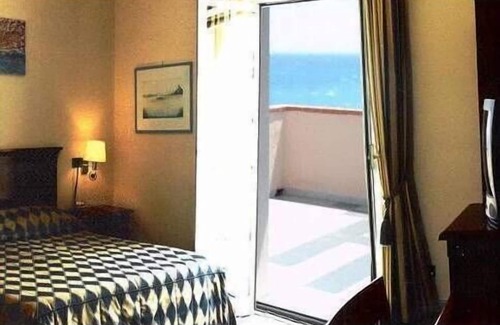 Crotone Hotel | Discover Hotel Helios: 4-Star Retreat with Pool & Dining