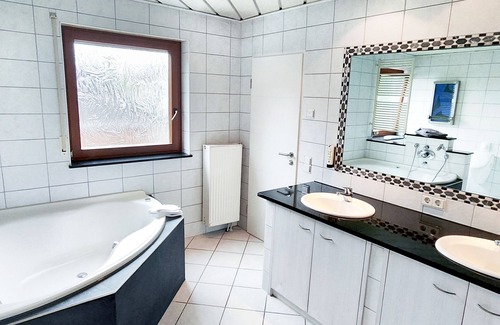 Waggershausen Hotel | Comfortable Stay at Hotel Hellers Twenty Four 2 with Spa