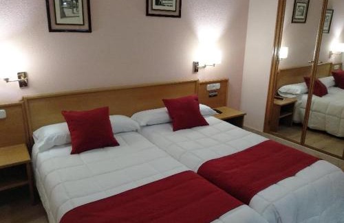 Villares de la Reina Hotel | Discover Hotel Helmántico: Family-Friendly with Great Amenities