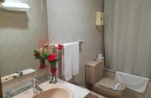 Villares de la Reina Hotel | Discover Hotel Helmántico: Family-Friendly with Great Amenities