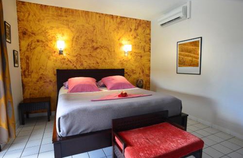 Kone Hotel | Discover Hotel Hibiscus: Family-Friendly with Pool & Hot Tub