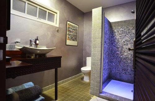 Kone Hotel | Discover Hotel Hibiscus: Family-Friendly with Pool & Hot Tub