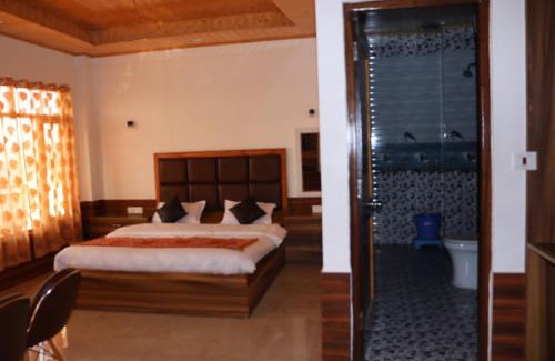 Theog Hotel | Discover Hotel Hillview Crest: Family-Friendly & Pet Welcome