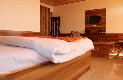Theog Hotel | Discover Hotel Hillview Crest: Family-Friendly & Pet Welcome