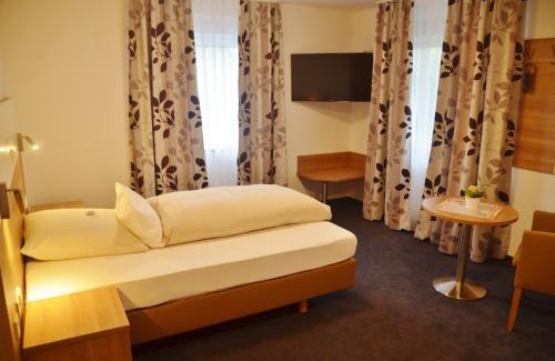 Deisslingen Hotel | Cozy TIPTOP Hotel Hirt: Pet Friendly & Family Ready Stays
