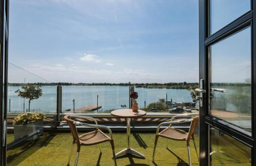 Niftrik Hotel | Welcoming Hotel Restaurant Zalen Hoogeerd with Pool & Dining