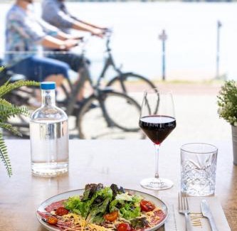 Niftrik Hotel | Welcoming Hotel Restaurant Zalen Hoogeerd with Pool & Dining