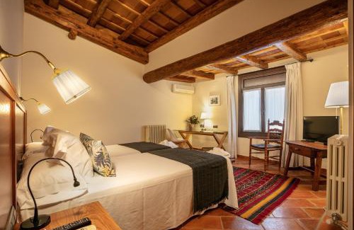 Falset Hotel | Discover Hotel-Hostal Sport: Family-Friendly with Pool