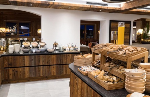 Maurach Hotel | Experience Hotel Huber Hochland: Pet-Friendly Bliss Awaits