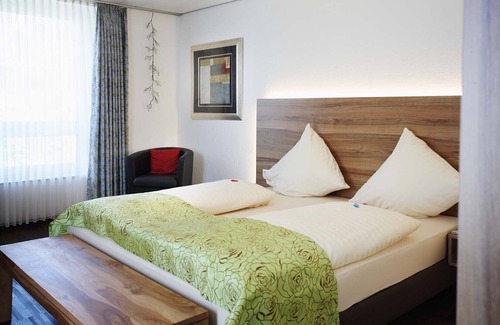 Enniger Hotel | Hotel Hubertus: Guest Rated 10/10 with Breakfast & Family Fun