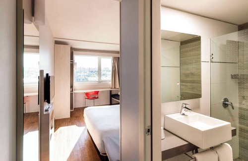 Montevideo Hotel | Discover Hotel ibis Montevideo Rambla: Family-Friendly Stay