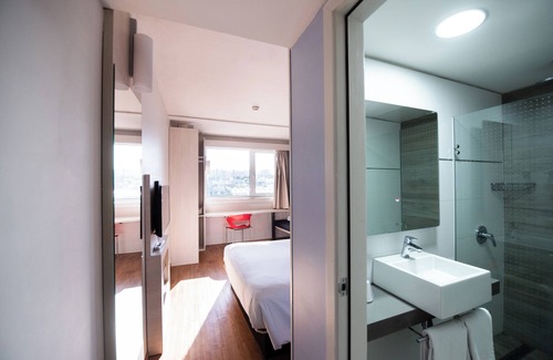 Montevideo Hotel | Discover Hotel ibis Montevideo Rambla: Family-Friendly Stay